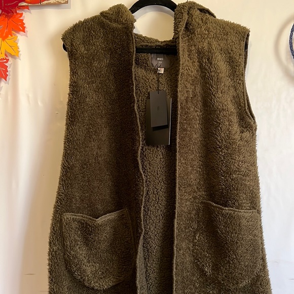 Sweaters - Sleeveless cardigan vest